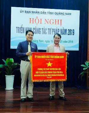 nhận cờ thi đua 